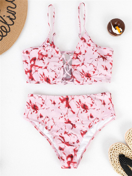 Lipsude ja õhukeste rihmadega naiste ujumistrikoo