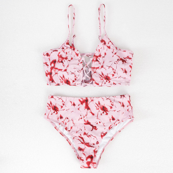 Lipsude ja õhukeste rihmadega naiste ujumistrikoo