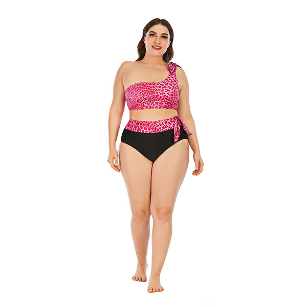 Suurtes suurustes naiste ujumisriided kahes osas loomatrükiga