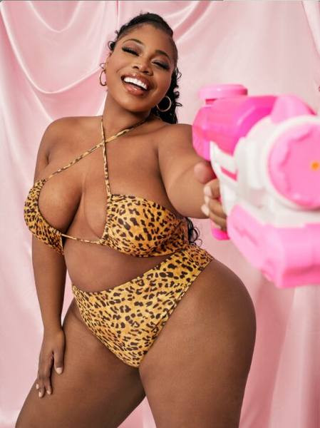 Väljalõigatud ujumistrikoo mudel kahes osas - suured suurused