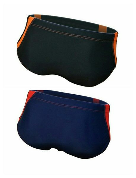 Meeste rannas ujumisriided lipsude ja ääristega küljel