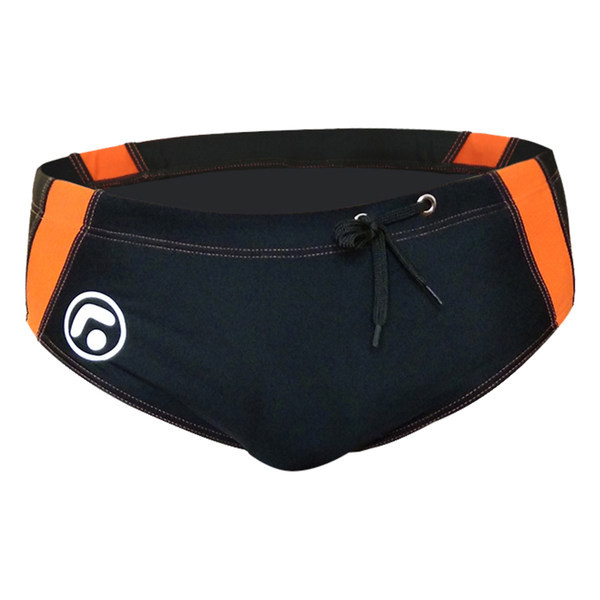 Meeste rannas ujumisriided lipsude ja ääristega küljel