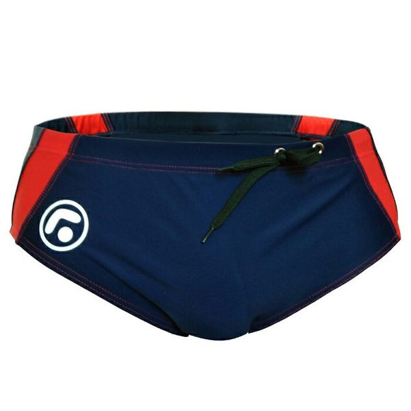 Meeste rannas ujumisriided lipsude ja ääristega küljel