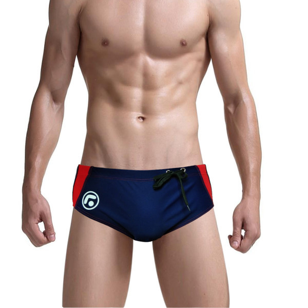 Meeste rannas ujumisriided lipsude ja ääristega küljel