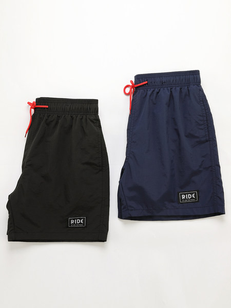 Strandra alkalmas rövidnadrág nyakkendővel és emblémával - férfiaknak