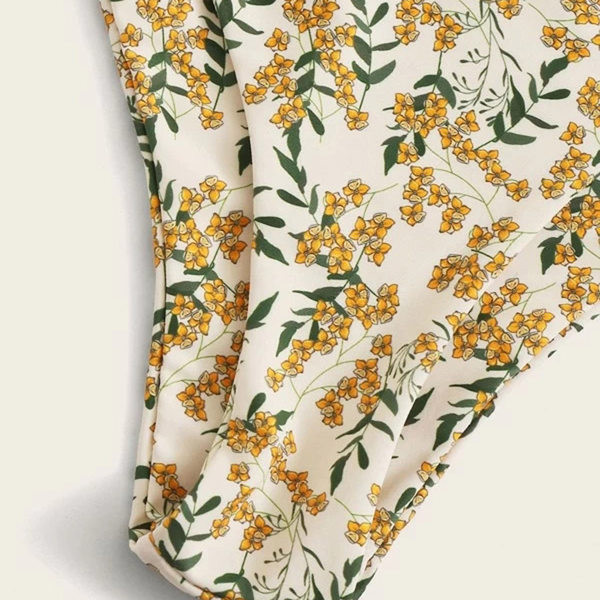 Női fürdőruha virágmintával és fürtökkel