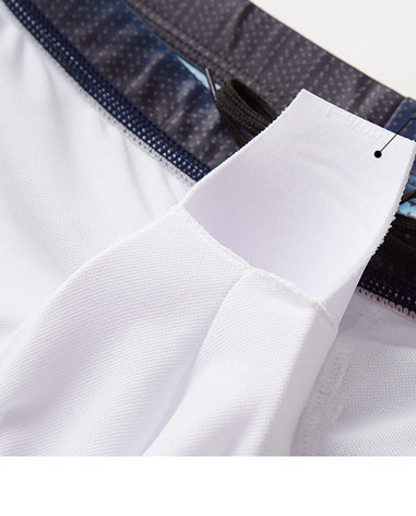 Alkalmi férfi rövidnadrág színes rátéttel és nyakkendővel