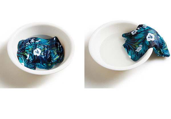 Alkalmi férfi rövidnadrág színes rátéttel és nyakkendővel