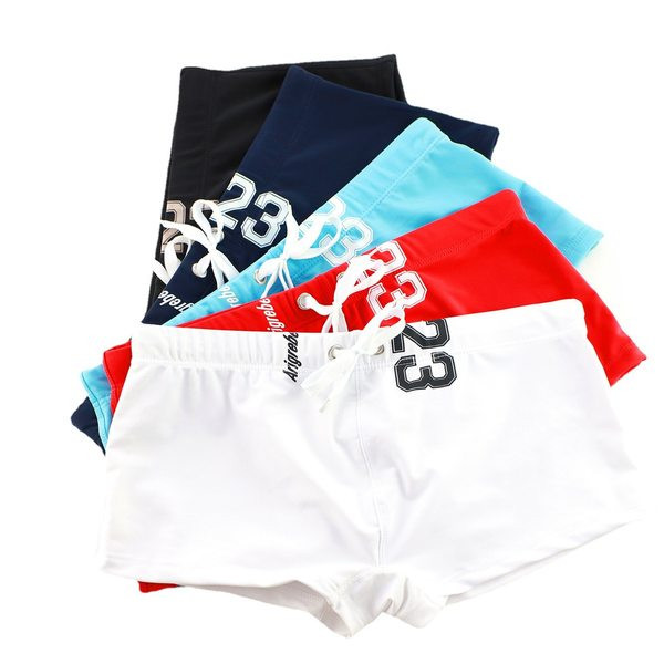 Férfi fürdőruha nyakkendővel és mintával