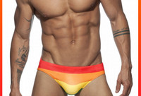 Triibuliste meeste ujumisriiete uus mudel