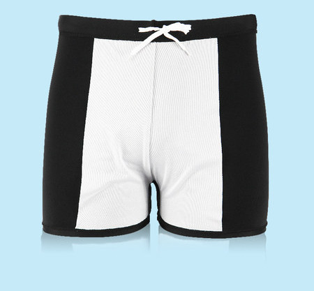 Meeste ujumistrikoo musta kirjaga