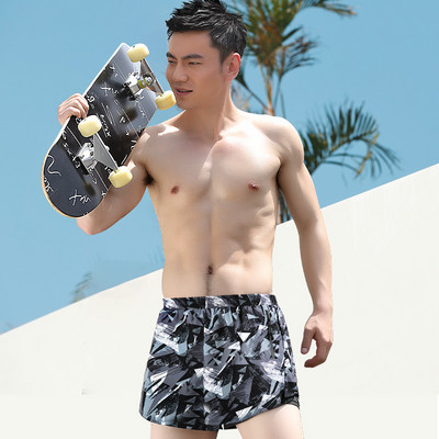 Meeste lühikesed lipsude ja lukuga taskutega rannapüksid