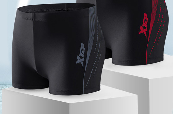 Meeste liibuv ujumistrikood kiiresti kuivavast kangast tekstiga