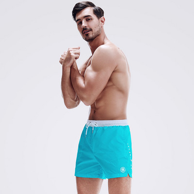 Laiad meeste lühikesed rannapüksid lipsude ja kirjaga