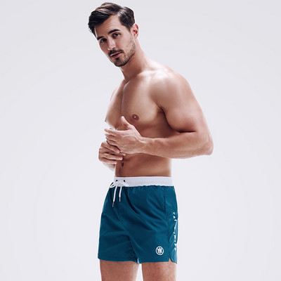 Laiad meeste lühikesed rannapüksid lipsude ja kirjaga