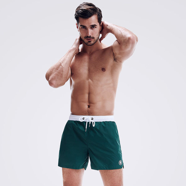 Laiad meeste lühikesed rannapüksid lipsude ja kirjaga