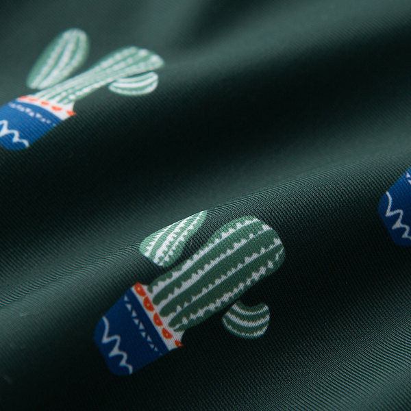 Aplikatsiooniga meeste ujumisriided - musta ja rohelist värvi