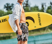 Bő férfi rövidnadrág rátéttel és nyakkendővel