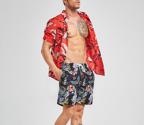 Bő férfi rövidnadrág rátéttel és nyakkendővel