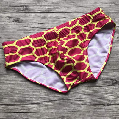 Lipsude ja värvilise aplikatsiooniga meeste ujumisriided