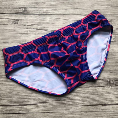 Lipsude ja värvilise aplikatsiooniga meeste ujumisriided