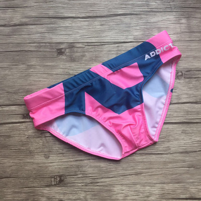 Lipsude ja värvilise aplikatsiooniga meeste ujumisriided