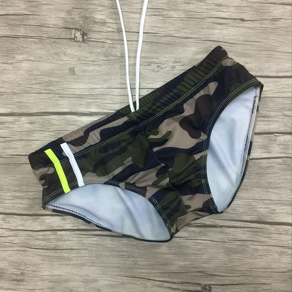 Lipsude ja värvilise aplikatsiooniga meeste ujumisriided