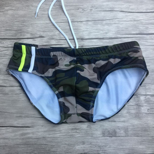 Lipsude ja värvilise aplikatsiooniga meeste ujumisriided