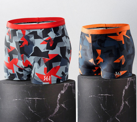 Gyorsan száradó anyagból készült, feliratos férfi fürdőruha új modellje