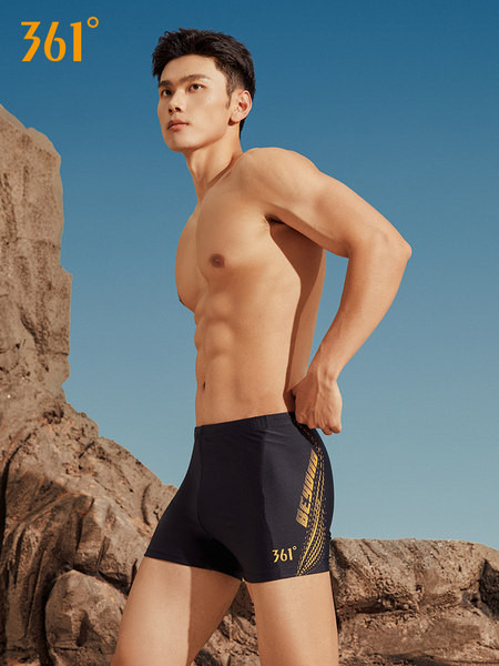 Gyorsan száradó anyagból készült férfi fürdőruha felirattal