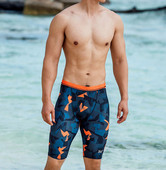 Moodne värvitrükiga meeste ujumistrikoo