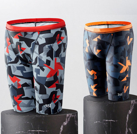 Moodne värvitrükiga meeste ujumistrikoo