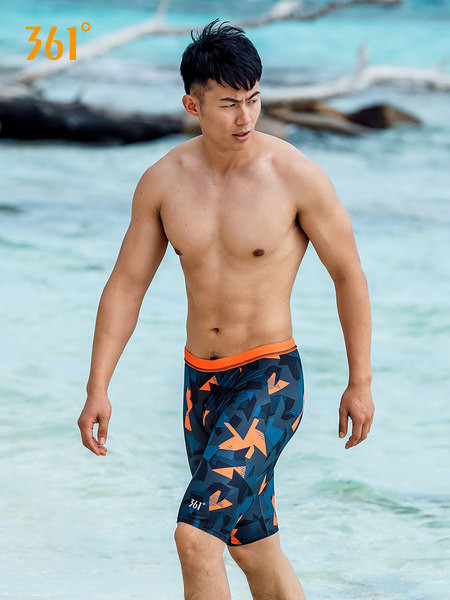 Moodne värvitrükiga meeste ujumistrikoo