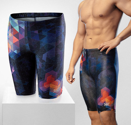 Värvilise mustriga meeste ujumistrikoo