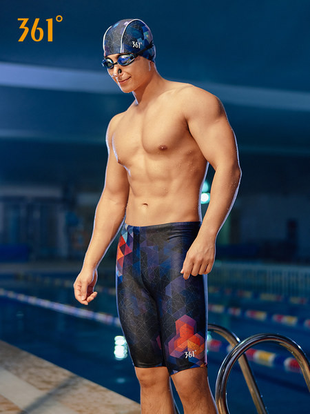 Värvilise mustriga meeste ujumistrikoo