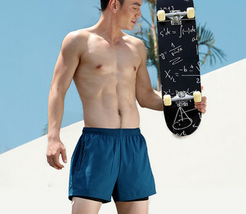 Meeste ujumispüksid erinevates värvides