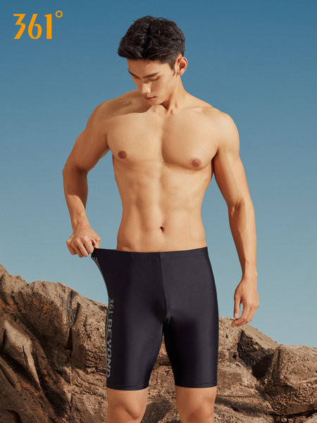 Moodsad pealdisega meeste ujumisriided