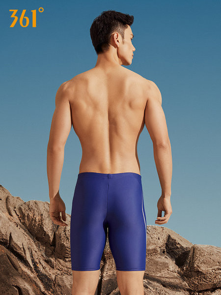 Moodsad pealdisega meeste ujumisriided