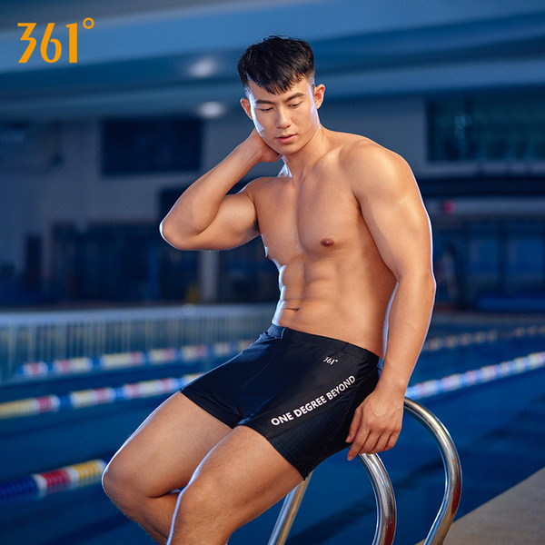 Kiirelt kuivavast kangast ujumistrikoo uus mudel kirjaga