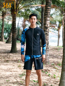 Széles férfi rövidnadrág modell rátéttel és felirattal