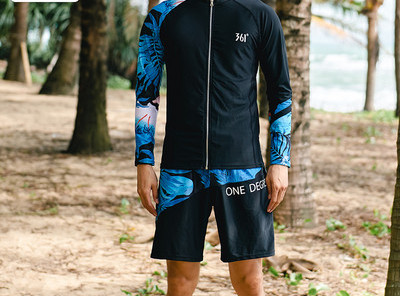 Széles férfi rövidnadrág modell rátéttel és felirattal