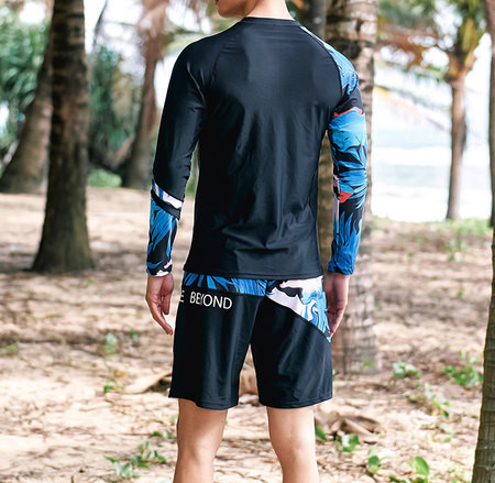 Széles férfi rövidnadrág modell rátéttel és felirattal