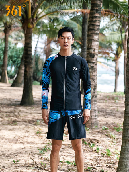 Széles férfi rövidnadrág modell rátéttel és felirattal