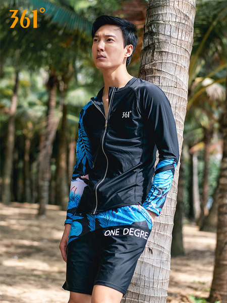 Széles férfi rövidnadrág modell rátéttel és felirattal