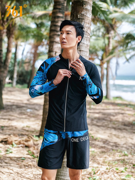 Széles férfi rövidnadrág modell rátéttel és felirattal