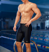 Uus must meeste ujumistrikoo mudel