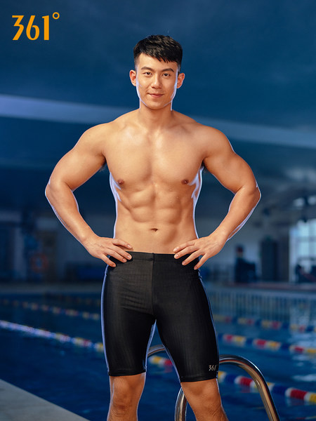 Uus must meeste ujumistrikoo mudel