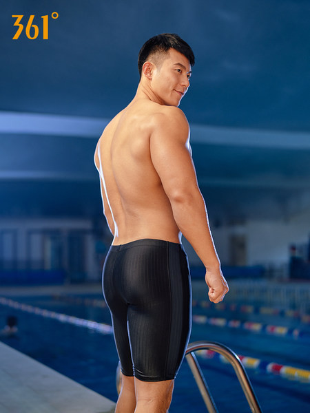 Uus must meeste ujumistrikoo mudel