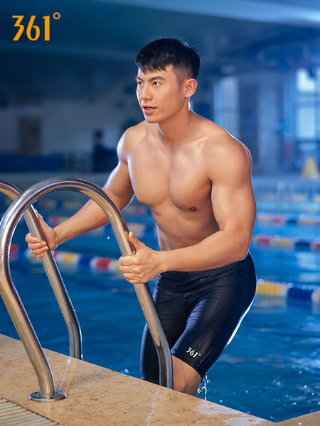 Uus must meeste ujumistrikoo mudel