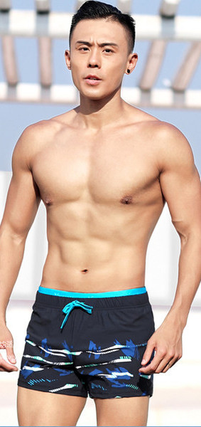 Meeste lühikeste pükste vaba mudel aplikatsiooni ja lipsudega